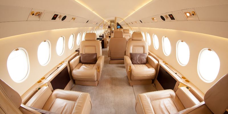 Private jet charters come with comfortable and luxurious amenities.