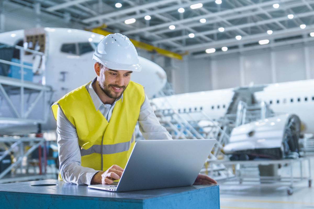 The aircraft mechanic checks the safety of the aircraft before the flight.