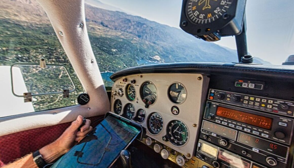 The aircraft has a transponder device installed.