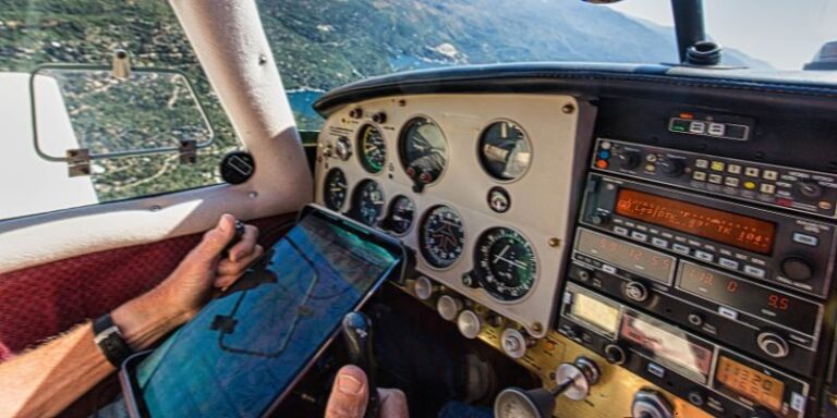What Is a Nav/Com Radio? A Guide for Aspiring Pilots